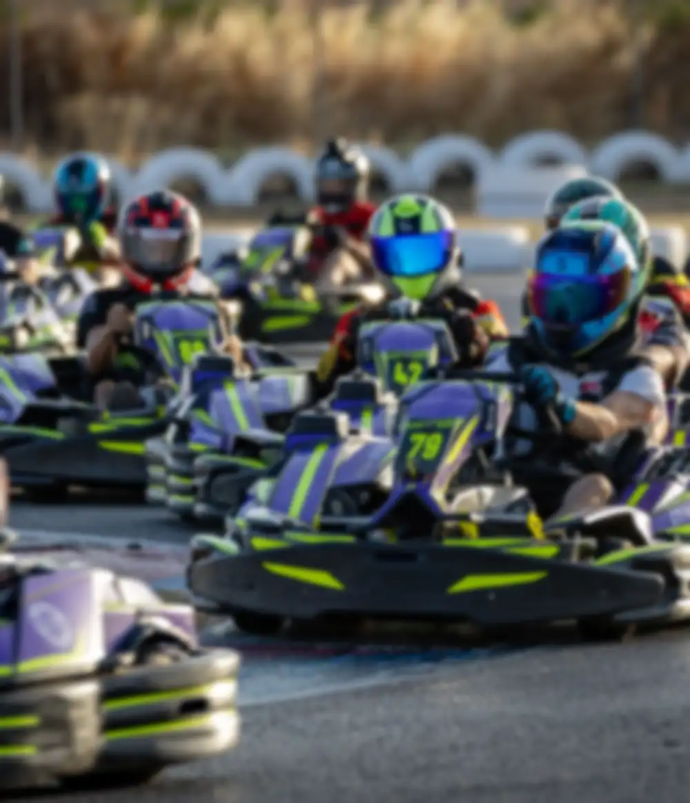 Parrilla de karts de alquiler durante una carrera